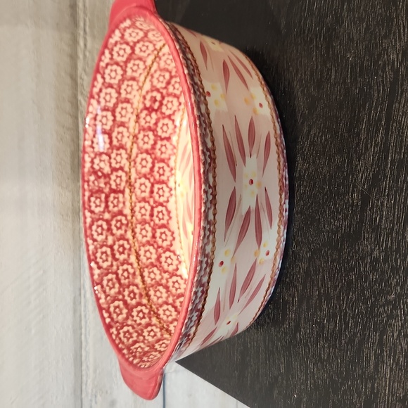 EUC Temp-Tations By Tara 1.5 Qt. Cranberry and White Ceramic Baking Dish - Picture 4 of 8